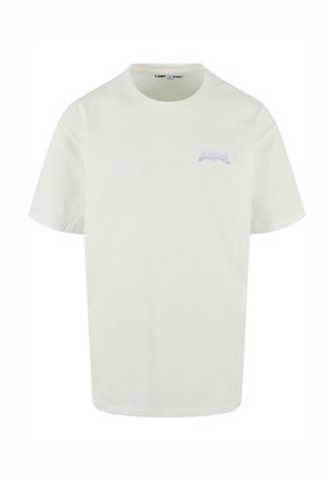 Fehér pamut póló rövid ujjakkal, kerek nyakkal, és világos lila grafikával a bal mell részen. Sima, könnyű anyag.