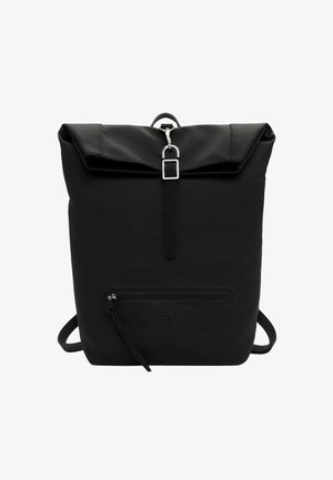 Sort rygsæk med rulle-top design, lavet af slidstærkt stof. Har en sølvfarvet spænde-lukning og en forreste lynlåslomme. Enkel, strømlinet form.