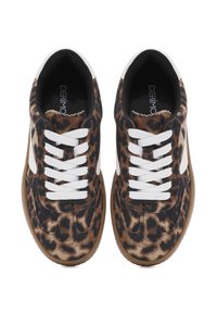 Sneakers con stampa leopardata, lacci e dettagli bianchi, caratterizzate da una tomaia testurizzata e una suola in gomma. Realizzate in tessuto morbido.