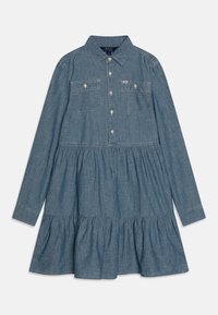 Džínové šaty s dlouhými rukávy, zapín�áním na knoflíky vpředu, dvěma kapsami na prsou, klasickým límečkem a nabránou vícevrstvou sukní. Barva: světle modrá.