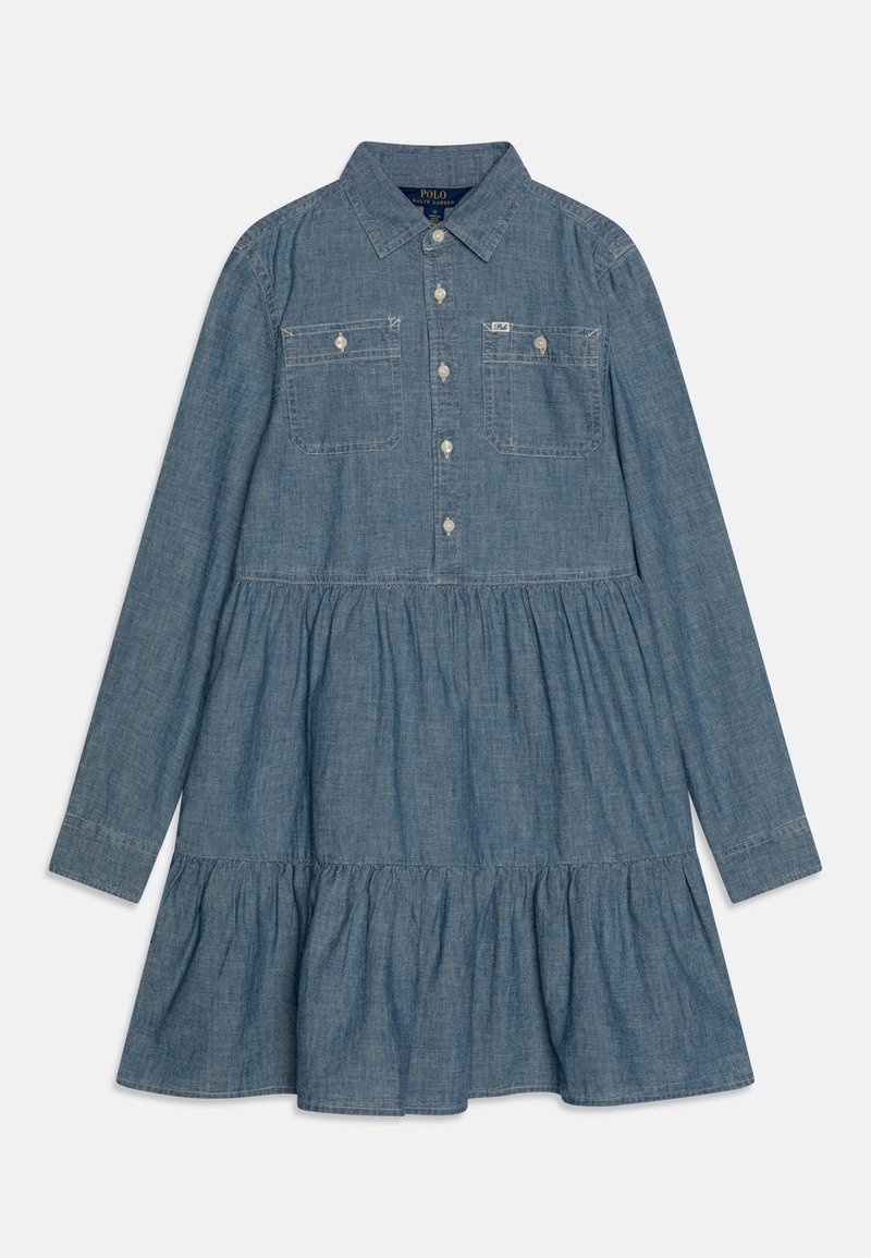 Robe en denim à manches longues, boutonnée sur le devant, avec deux poches poitrine, col classique et jupe à volants froncée. Couleur : bleu clair.