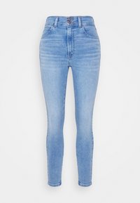 Jeans ajustados de color azul claro, hechos de denim, con una cintura alta, diseño de cinco bolsillos y cierre frontal con botones. Textura suave, con un desgaste mínimo.