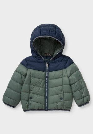 Kinder gesteppte Jacke mit Kapuze, grüner Körper, dunkelblauer Passe und Kapuze, Frontreißverschluss mit "COOL DUDE" Schriftzug und Taschen mit Druckknöpfen.