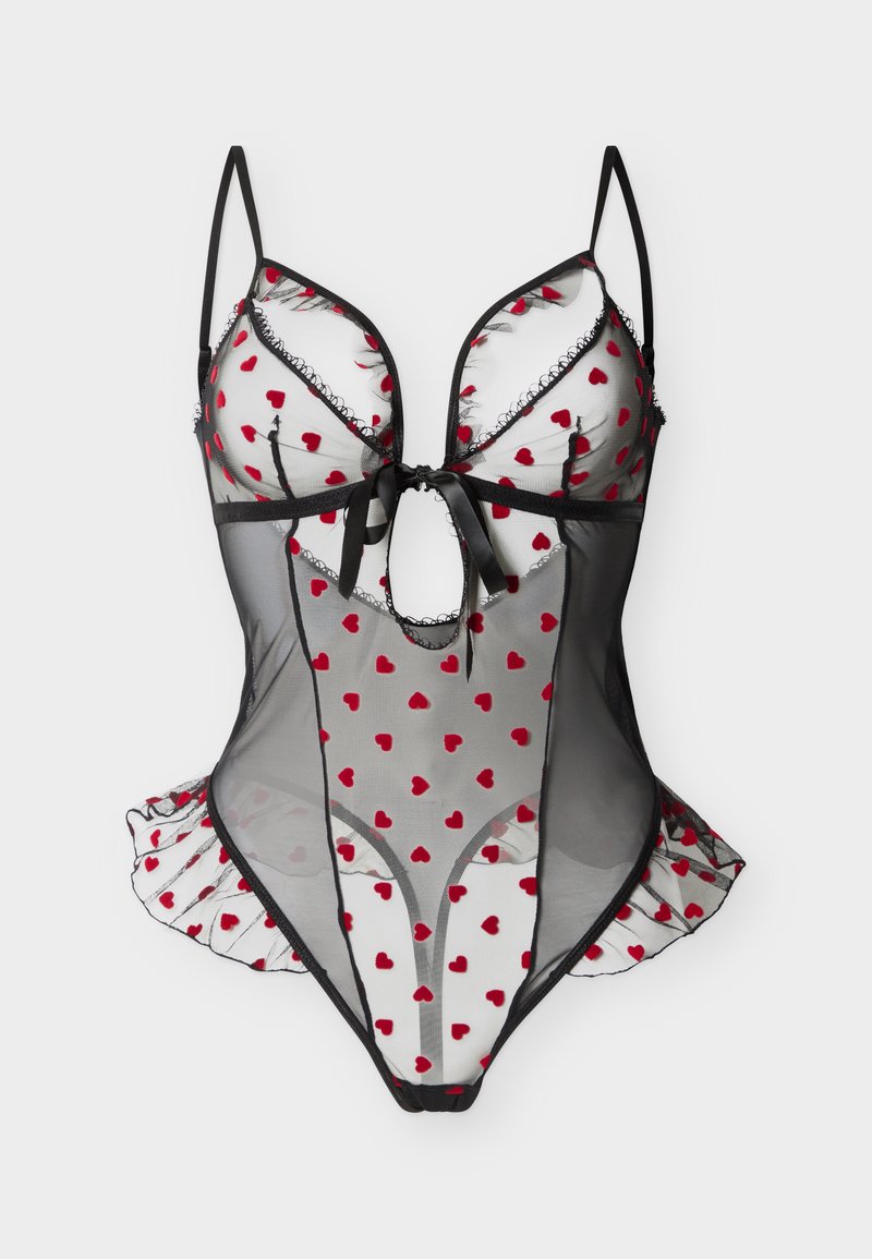 Μαύρο διαφανές κορμάκι εσωρούχων με κόκκινα μοτίβα καρδιών, ρυθμιζόμενους ιμάντες, δέσιμο μπροστά, άνοιγμα σε σχήμα κλειδαρότρυπας και ραμμένες βολάν στις πλευρές.