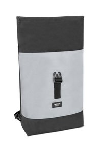 Zaino verticale nero e grigio con un ampio scomparto principale liscio, tracolla regolabile e chiusura a clip sul fronte.