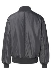 Dunkelgraue gefütterte Bomberjacke mit geripptem Kragen, Bündchen und Saum, von hinten auf einem weißen Hintergrund gezeigt.