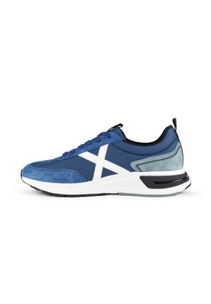 Zapatilla azul y gris con detalle blanco en forma de X, suela negra y blanca, cordones en la parte delantera y lengüetas para tirar en la lengua y el talón.