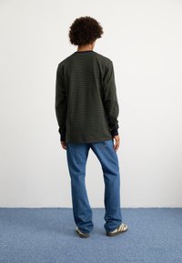 Carhartt WIP VERNER POCKET - Tops ar garām piedurknēm - dark navy/office green