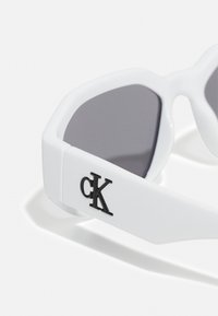 Calvin Klein Jeans UNISEX - Ochelari de soare - white