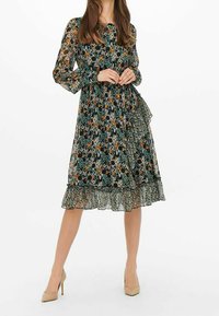 Bloemig midi-jurkje met lange doorzichtige mouwen, elastische taille en gerimpelde zoom. Heeft multicolore bloemenpatronen op een donkere achtergrond.