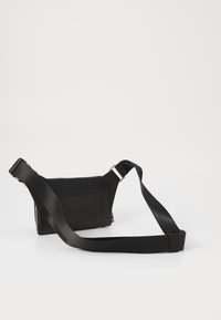 Guess SIENA FLAT BUMBAG ZIP AROUND - Riñonera - black