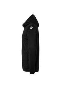 Schwarze Zip-Hoodie mit einer strukturierten Kapuze, gerippten Bündchen und einem runden Logo auf der linken Schulter. Glattes Material mit matter Oberfläche.