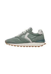 Sneaker verde in suede e pelle con accenti bianchi, lacci piatti, punta arrotondata, suola texturizzata e branding sulla parte centrale della suola.