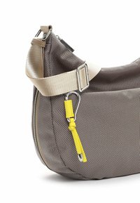 Borsa tipo hobo con corpo in tessuto brown texurizzato, tracolla crema, hardware in argento e un brillante accento giallo sulla cerniera.