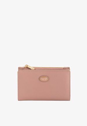 Pequeña billetera de cuero rosa con acabado texturizado, cierre de cremallera y un acento de logo en tono dorado en la parte frontal. Forma rectangular compacta.