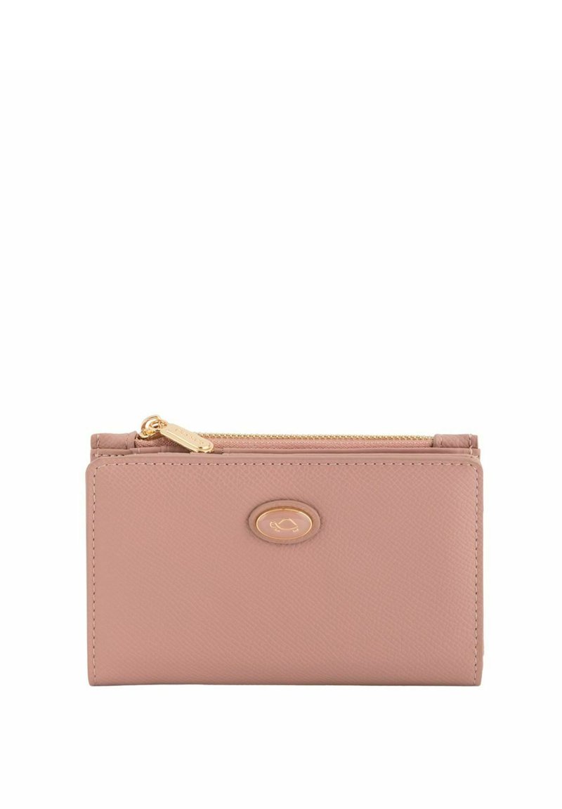 Mały różowy skórzany portfel z teksturowanym wykończeniem, zamykany na zamek, z złotym akcentem logo z przodu. Kompaktowy prostokątny kształt.