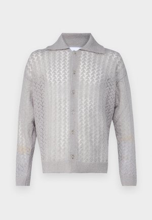 Lys grå strikket cardigan med et tekstureret mønster, der har en klassisk krave, knappelukning og ribbede manchetter.
