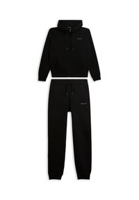 Sudadera con capucha negra y pantalones deportivos a juego, hechos de tela suave. Cuenta con bolsillos delanteros, cierre de cremallera y cintura con cordón ajustable.