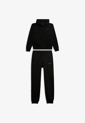 Sweat à capuche noir et joggers assortis en tissu doux. Comprend des poches avant, une fermeture éclair et une taille à cordon.