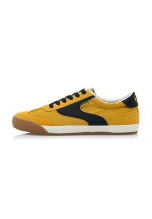 Baskets en toile jaunes avec des accents noirs, à lacets, bout rond, et semelle en caoutchouc gomme. Comprend un doublure blanche et un détail de logo.