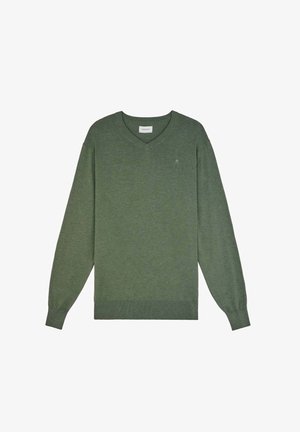 Pull vert à manches longues avec col en V, poignets et ourlet côtelés, arborant un petit logo sur le côté gauche de la poitrine.