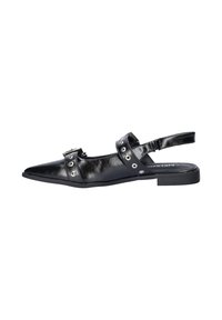 Zwarte synthetische leren slingback schoen met spitse neus, gestikte bandjes en platte zool. Heeft drie metalen studs op de band.