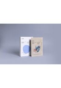 Vit rektangulär låda med blå cirkelgrafik märkt "Balansera din huds skönhet" och beige förpackning med botanisk illustration, båda i minimalistisk design.