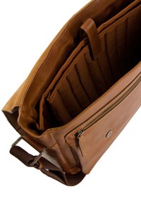 Hnědá kožená messenger taška s hnědou semišovou klopou, vnitřními přihrádkami, kapsou na zip a nastavitelným ramenním popruhem.