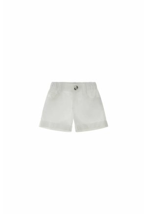 Hvide shorts til småbørn med elastisk taljebånd, knaplukning, forlommer og opbukket kant på hvid baggrund.