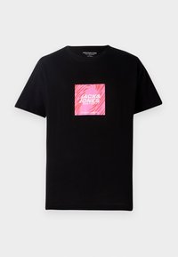 Musta puuvillainen t-paita, jossa on lyhyet hihat, etupuolella neliönmuotoinen vaaleanpunainen graafinen kuvio, jossa on valkoisella tekstillä "JACK & JONES".