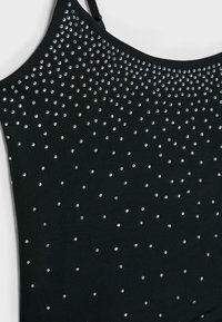 Černý přiléhavý top s rozptýlenými stříbrnými kamínky. Hladký povrch s tenkými ramínky, který vytváří elegantní siluetu. Žádné viditelné vzory.