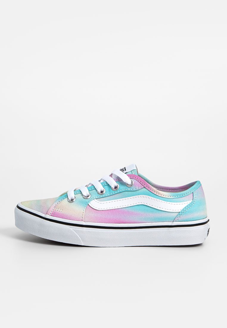 Zapatillas de tenis de corte bajo en tela iridiscente, con un degradado de azul, rosa y morado, con cordones blancos y suela de goma negra.