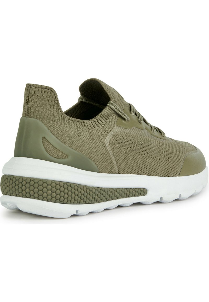 Sneaker verde oliva con parte superiore in maglia, chiusura con lacci e suola in gomma testurizzata. La suola intermedia bianca presenta un design a pois distintivo.