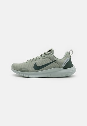 Lys grå Nike løbesko med mørkegrå swoosh, mesh-overdel, polstret sål og hæl-loop, model Flex Experience 12.