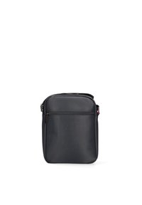 Borsa a tracolla nera in materiale sintetico con texture liscia, forma rettangolare, chiusura con zip superiore e tasca anteriore con zip per un ulteriore spazio di stivaggio.