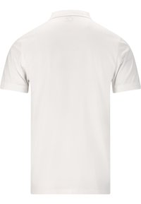 Vit polo t-shirt med klassisk krage, korta ärmar, slät tyg och en diskret logotyp på nacken. Inga synliga mönster eller detaljer.