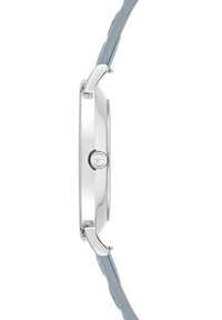 Montre avec un boîtier en acier inoxydable argenté, un cadran rond et un bracelet en cuir texturé bleu clair. Présente une petite couronne sur le côté.