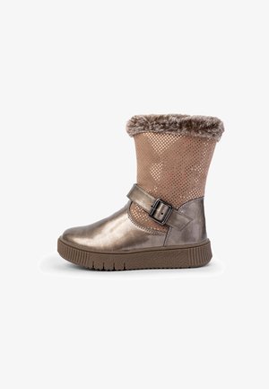 Stivale alla caviglia in bronzo metallico con tomaia perforata color tan, collo in finta pelliccia e una fibbia decorativa laterale. Suola in gomma testurizzata per una migliore aderenza.