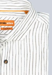 Gestreiftes Kurzarmhemd in Weiß und Grau mit einem Knopfkragen, versehen mit einem orangefarbenen Markenlabel und einem schwarzen Knopfdetail. Reguläre Passform.