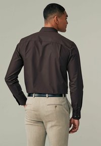 Next REGULAR FIT SINGLE CUFF - Camisa elegante - chocolate brown