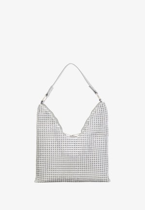 Srebrna torebka z cekinami, z trójkątnym wzorem wycięcia, miękkimi krawędziami i pojedynczym paskiem na ramię. Teksturowana powierzchnia z wzorem siatki.