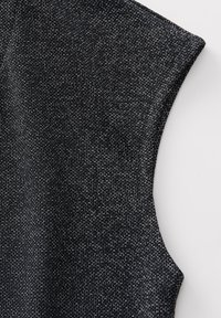 Zwarte, gestructureerde stof met een subtiele metallic glans. Heeft een ontwerp met een gebogen rand en een dichtgeweven patroon. Zacht en lichtgewicht materiaal.