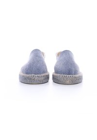 Espadrilles in denim con punta rotonda, suole in juta intrecciata beige e marrone, e tomaia in tessuto azzurro chiaro. Texture liscia, design slip-on.