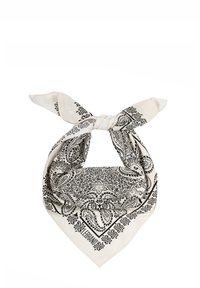 Biała bandana z czarnym wzorem paisley, wykonana z miękkiego materiału. Posiada związane końce oraz misternie wykończone krawędzie.