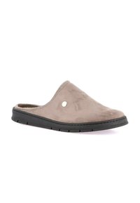 Mule slip-on in suede color taupe chiaro, con punta arrotondata, lieve lucentezza e suola in gomma nera con grip testurizzato. Piccolo accento metallico di lato.