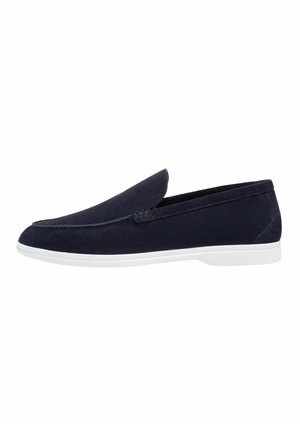 Mocassin en daim bleu marine avec semelle en caoutchouc blanche, design sans lacets et couture minimale le long du bord supérieur.