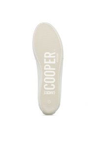 Vit gummisul med texturerat greppmönster, präglad märkning "COOPER" och storleksangivelse "38" på undersidan.