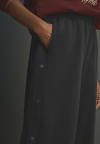 Next TALL FIT - SOFT POPPER SIDE  - Teplákové kalhoty - black