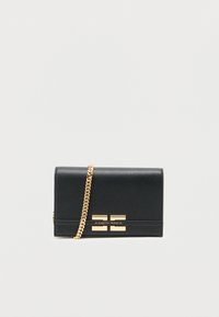 Μαύρη δερμάτινη τσάντα χιαστί με υφή, χρυσή αλυσίδα για λουρί και επίπεδο καπάκι με χρυσή μεταλλική λεπτομέρεια.