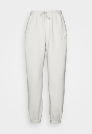 Joggers de felpa blanca con cinturilla elástica y cordón, que presentan un pequeño logo en el lado izquierdo y puños acanalados en los tobillos.